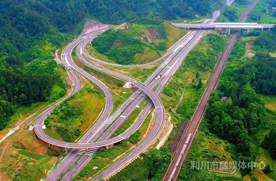 利川已通行沪蓉高速,利万高速两条高速公路.