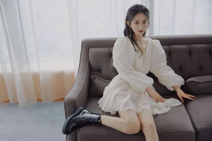 小飒|看完赵丽颖的化妆台我终于能买得起她的同款了！