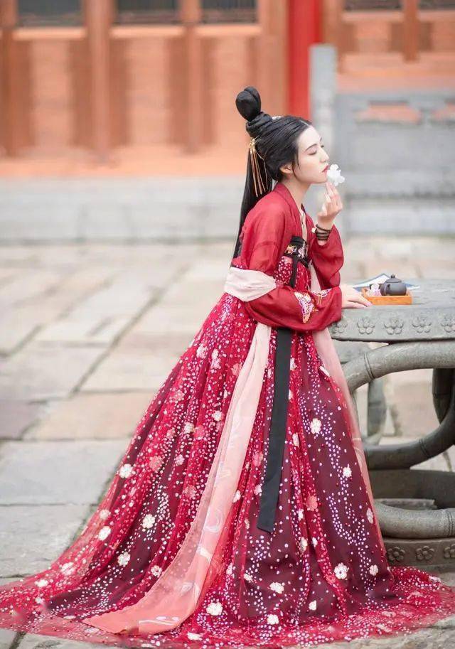 黑色|汉服中的经典配色——红黑，张扬与稳重并存，再过十年也不会过时