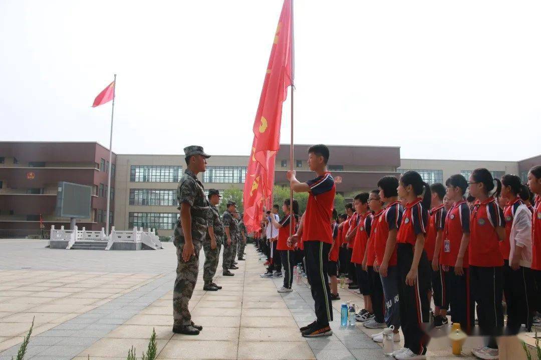现场直击临港实验中学新生军训!