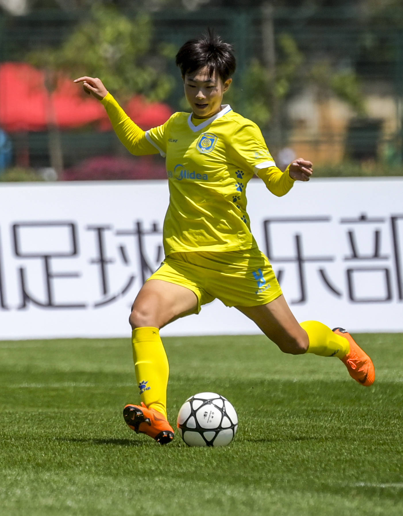 8月26日,江苏苏宁女足球员吴澄舒在比赛中射门得分.