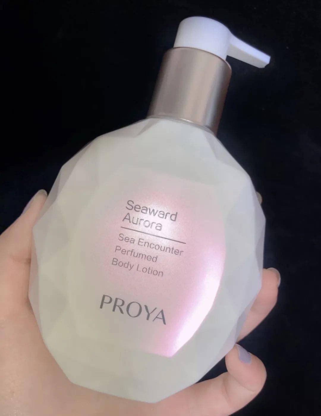 皮肤|白到发光的张雨绮性感冲出屏幕!这次成了“直女斩”