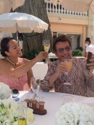 吊带|巩俐为老公庆72岁生日，穿吊带身材丰满有韵味，身上晒痕太真实