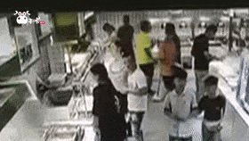女孩餐厅内遭男子当众猥亵 
