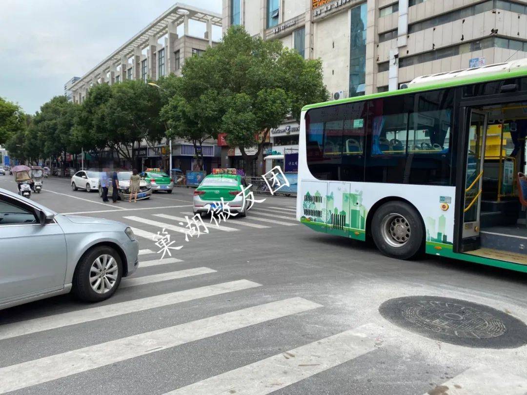 巢湖人民路这里发生交通事故,现场组图.
