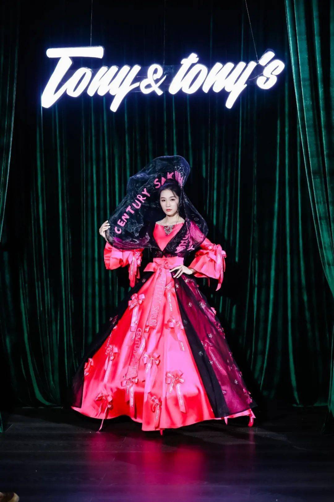 鹏城|深圳四十周年Tony&tony’s上演350m高空走秀引爆鹏城，54岁李若彤惊喜亮相造潮流同款