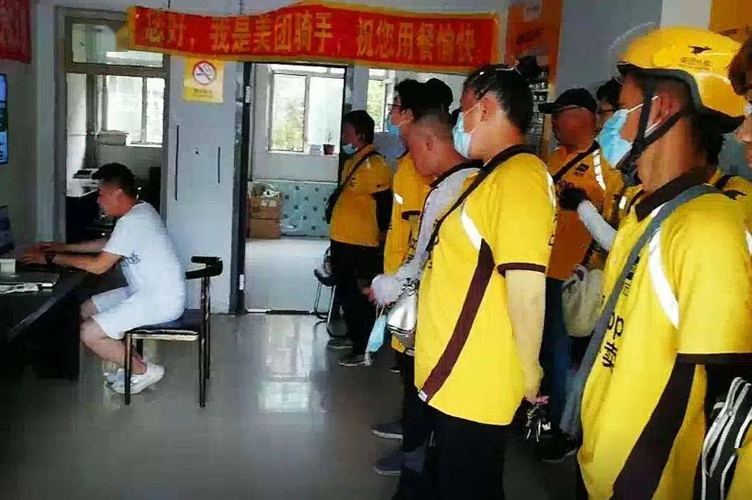 鹤城消防为美团骑手送上消防安全餐