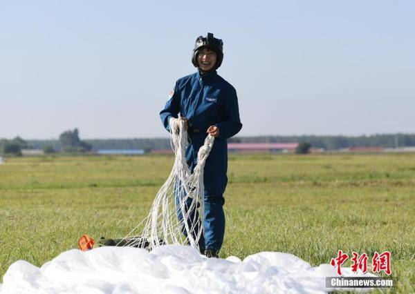 空军|飒！空军第十二批女飞行学员完成首次跳伞