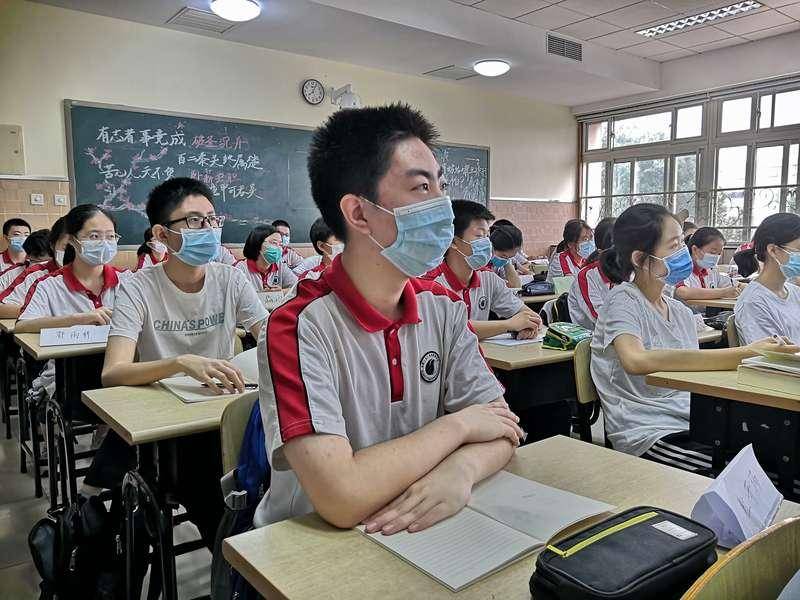 8月29日,北京市第一七一中学高一学生认真聆听班主任说开学那些事.