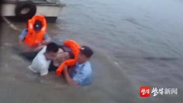 杨昭|生死一瞬间，南京水警救起坠江女子，成7年来成功营救的第57名溺水者