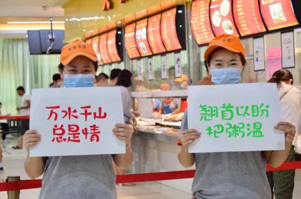 来袭|刷屏了！开学季最暖高校横幅来袭，学生：戳中我的小心脏