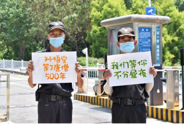 来袭|刷屏了！开学季最暖高校横幅来袭，学生：戳中我的小心脏