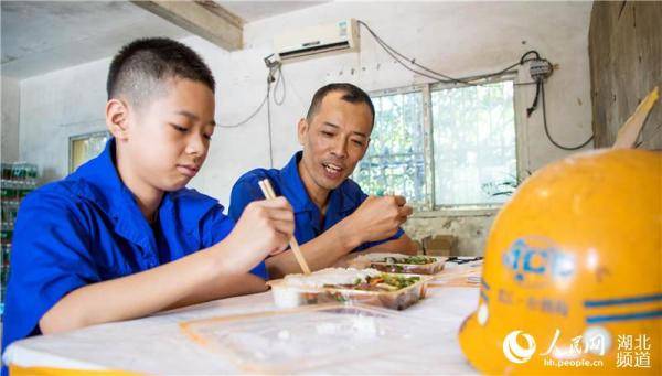 文钟识|农民工子女走入工地与父母共迎新学期