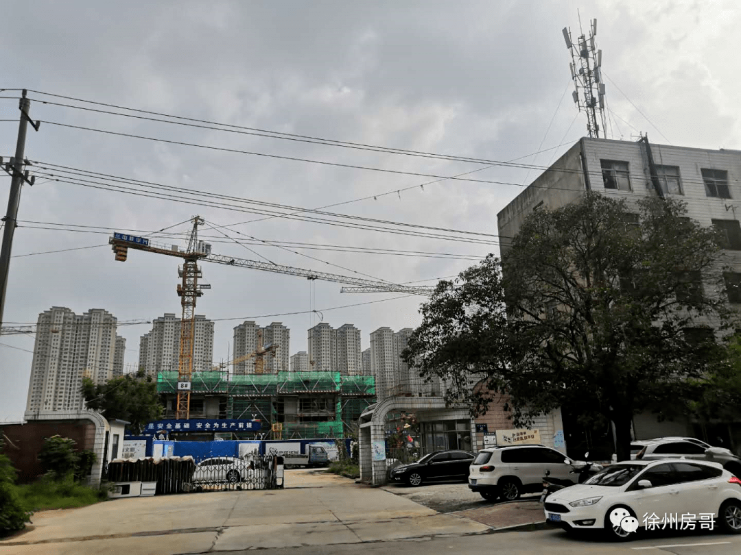 (在建的三盛中城,旁边就是未拆迁的沿街建筑)