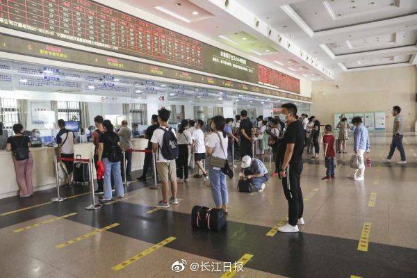 引导|汉口火车站新增学生购票窗口、增加人员引导