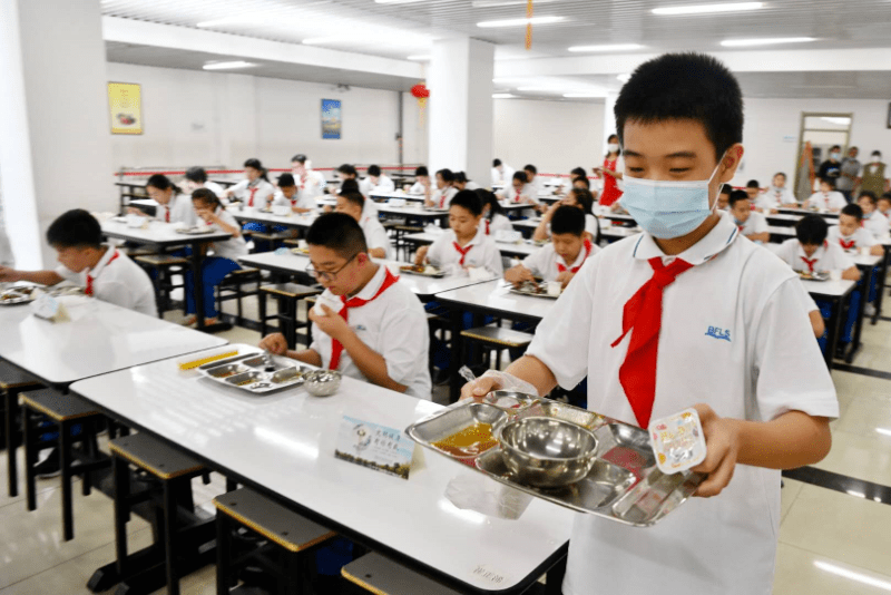 西城区|实拍北京西城区外国语学校，新生开学第一餐流行语变成“少盛一点”