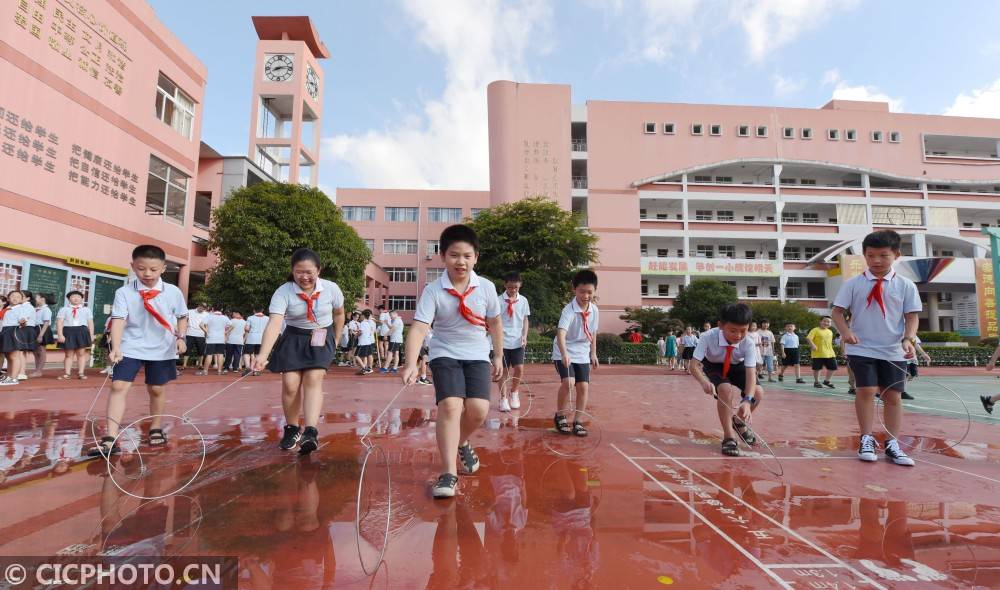 在浙江省台州市仙居县第一小学操场,学生们在参与踩高跷趣味运动.