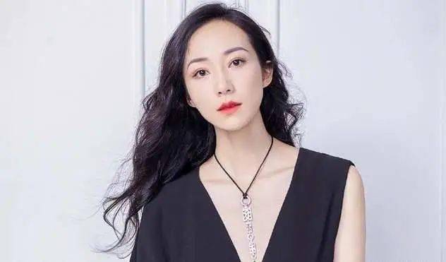 宝姐|宝姐：韩雪37岁还是被骂只能当“花瓶”？守着亿万珠宝，不红又怎样…