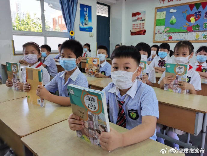 中小学|郑州中小学开学第一天 疫情防控不放松