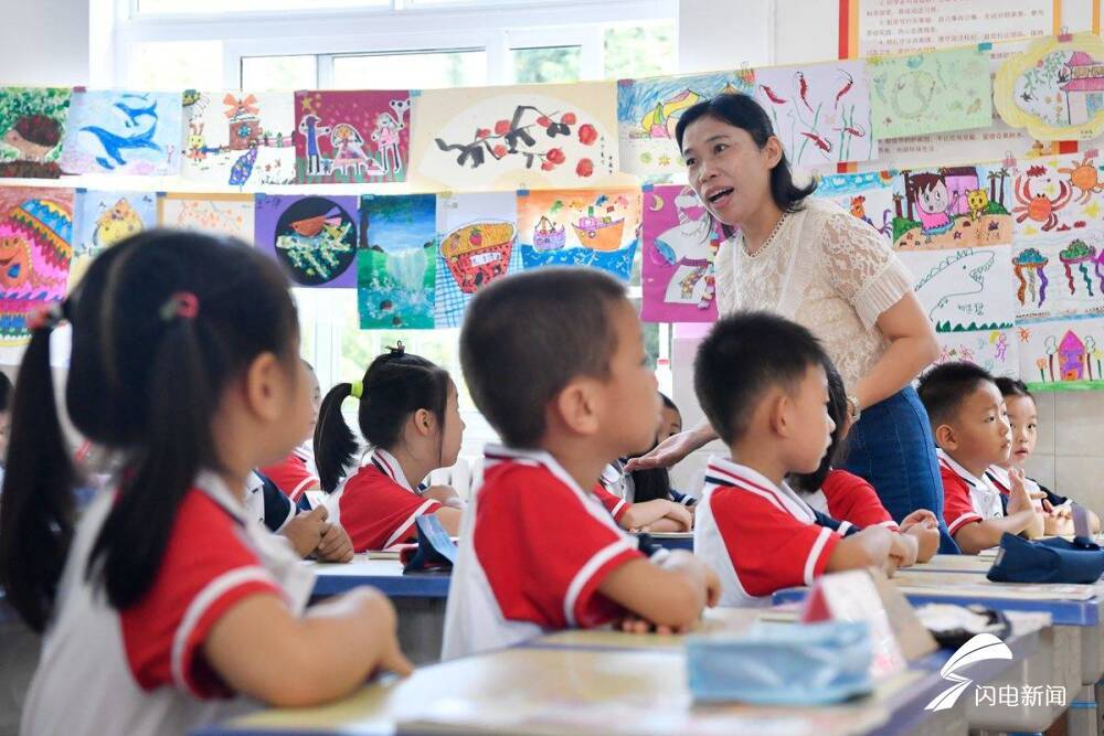 弟弟|开课啦！弟弟跟着姐姐来上学，二胎同校上学逐年递增