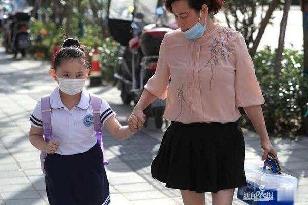镜头|开学第一天的镜头里，满是牵手与叮嘱