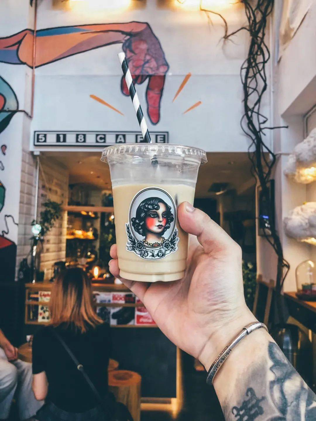 明星|编辑之选｜这位明星 DJ 把自己热爱的生活，开成一家咖啡店