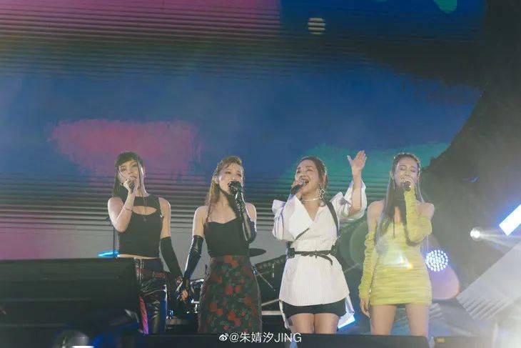 舞台|红人馆 | 出场费8000自掏一万做舞台,是AI女孩朱婧汐