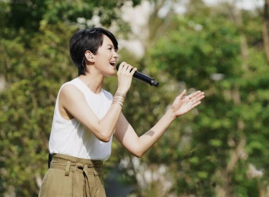 【梁咏琪音乐会】gigi烈日下义唱为建造工人筹款 梁咏琪花火 today替