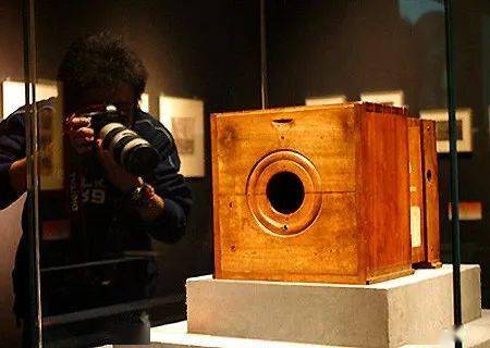 制药|140岁柯达，卖不出胶卷惨遭破产？竟靠跨界制药、卖衣服，重新复活！