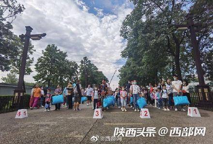 小娃|开学喽！小学生“大娃带小娃”步入校园 有家长红了眼眶