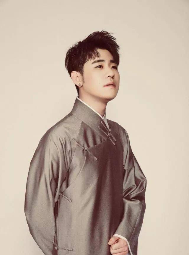 长衫|《德云斗笑社》“一哥”选拔赛！藏在大褂/长衫里的秘密。