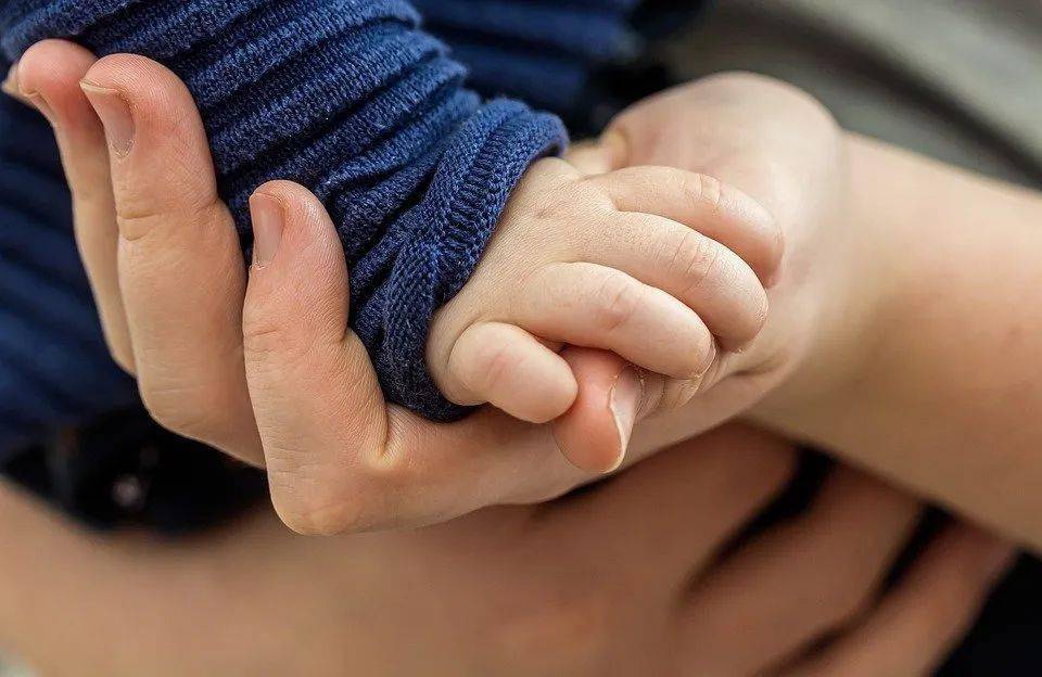 白点|孩子指甲上的月牙、白点、竖纹、分层、咬指甲......是有大病的征兆？