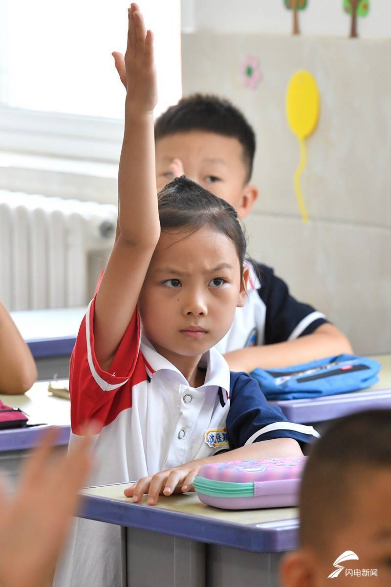 弟弟|开课啦！弟弟跟着姐姐来上学，二胎同校上学逐年递增