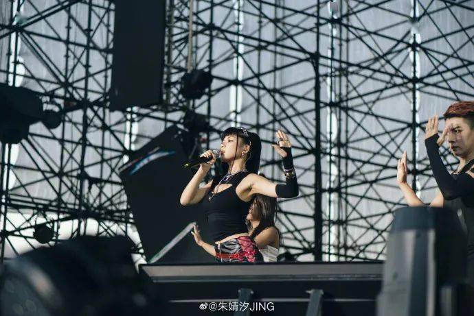 舞台|红人馆 | 出场费8000自掏一万做舞台,是AI女孩朱婧汐