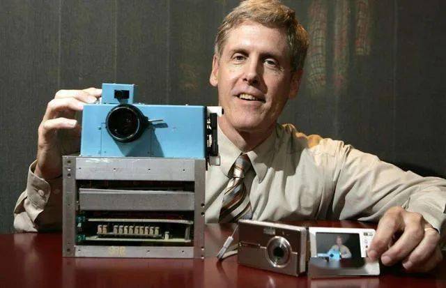 制药|140岁柯达，卖不出胶卷惨遭破产？竟靠跨界制药、卖衣服，重新复活！