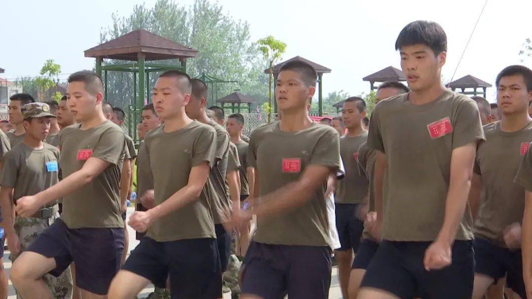 7天时间里,预定新兵学习队列运动,齐步,跑步和体能训练等科目,了解