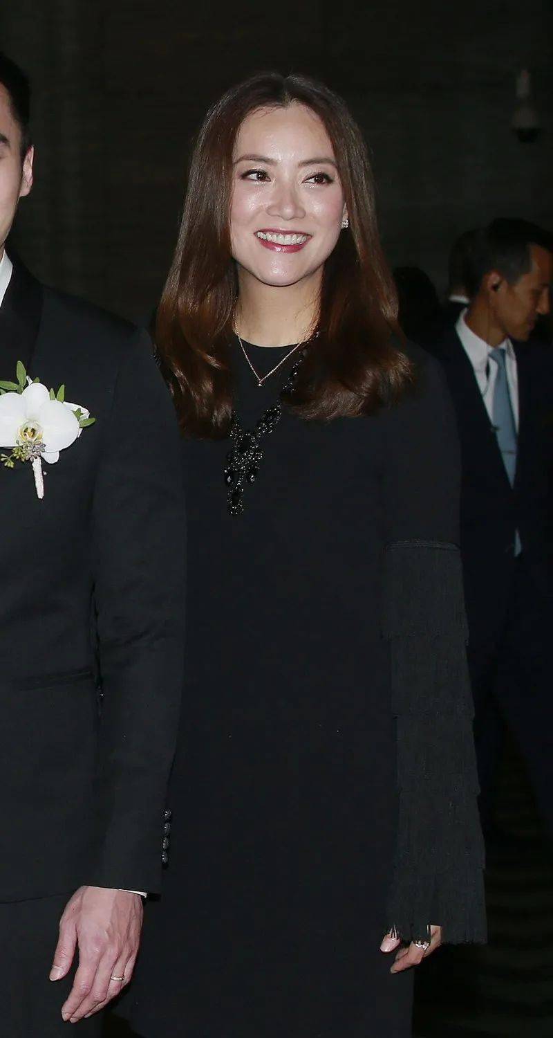 杜华|为什么霍汶希一出现，杜华女士就成了“华华子”？