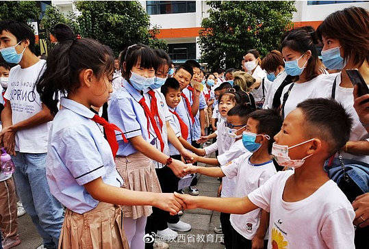 朝阳|开学第一天：走红毯、写人字、许心愿、观升旗……