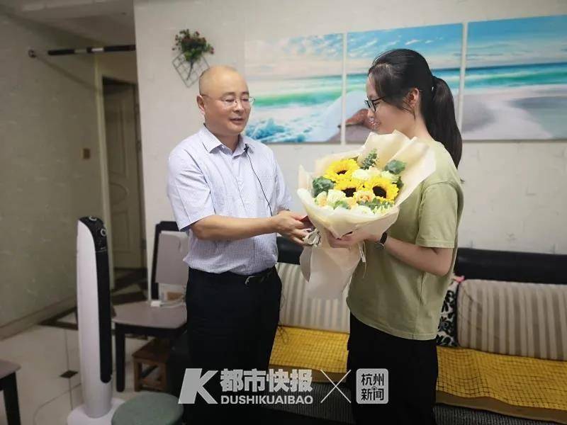 华丰社区|杭州一社区考上大学就能拿红包：最高1万元，已经发了30年