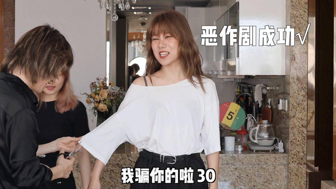按摩|剪烂3w块衣服，差点按歪我的玻尿酸…万茜化妆师绝了！
