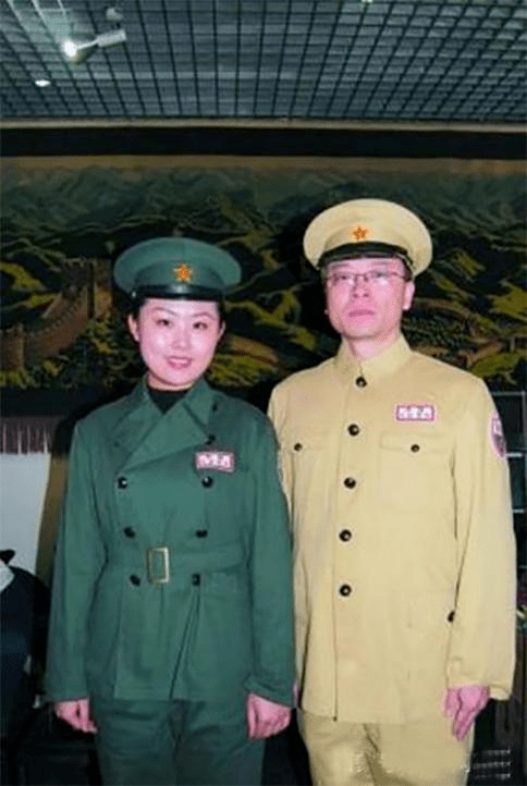 警服佩戴"中国人民解放军"胸章和"公安臂章.
