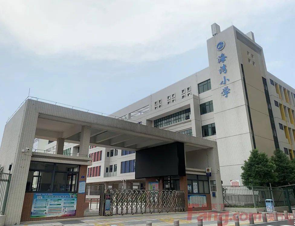 华润·悦海幸福里北临珠海度假村酒店,东面则有香洲区海湾小学,南面