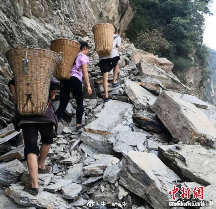 感动! 山体滑坡后家长背背篓翻山路送教材