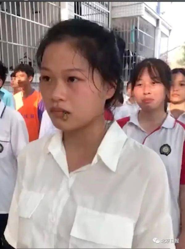 军训|广西女生军训被蜜蜂爬嘴仍一动不动！教官最新回应，你怎么看？
