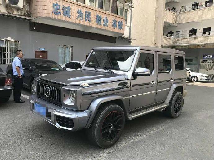 这辆看起来价值上百万的奔驰g级越野"豪车"竟是由北京越野bj80改装