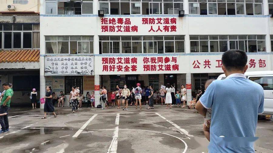 孩子|日日几百号人打预防针，才几个注射台······横县友报料：这么大一个镇