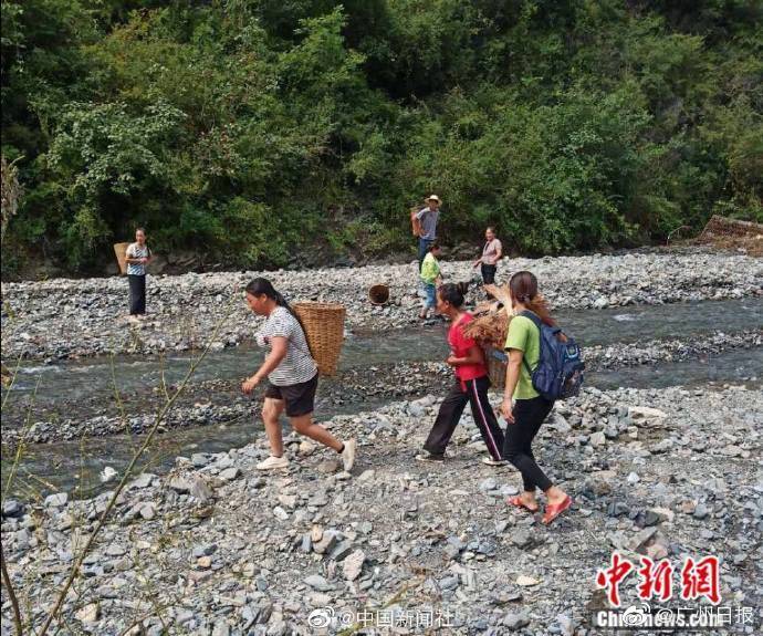背篓|感动！ 山体滑坡后家长背背篓翻山路送教材