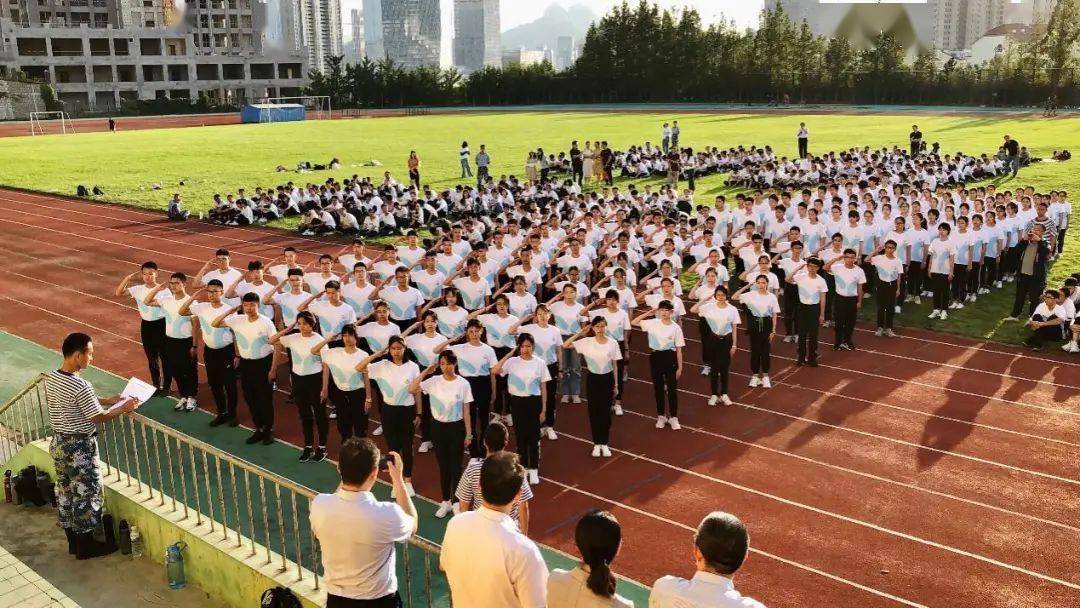 接下来是青岛二中院士港校区2020级的百余名同学,"院士之港,不可阻挡