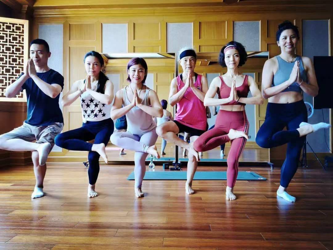 奶奶|对话70岁硬核奶奶:最近拉25磅加重片,能动一天就动一天