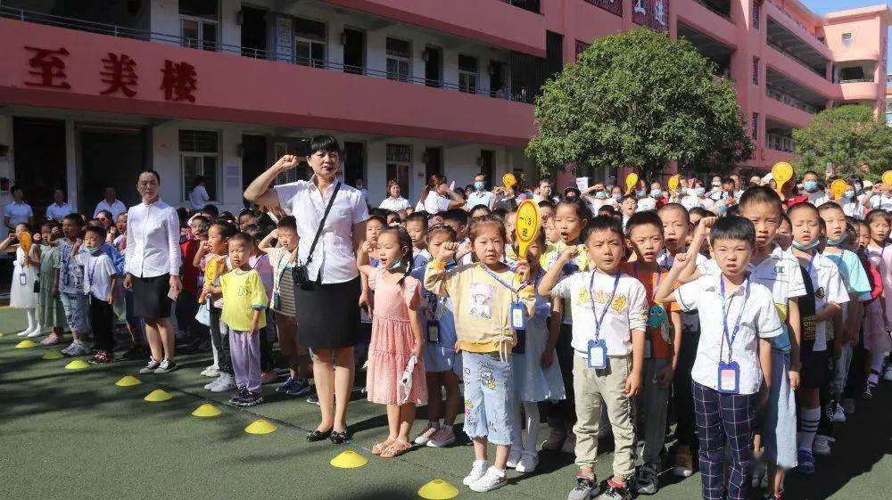 "开笔启智 和美童年"——洋县青年路小学隆重举行一年级新生入学礼